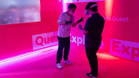 A visitor to the 2022 Tokyo Game Show tests the Meta Quest 2 VR headset. 