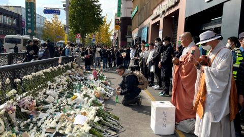 Mourners pay tribute for victims of the deadly Halloween crowd surge in Seoul on October 31, 2022. 