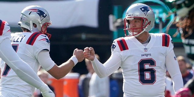 New England Patriots place kicker Nick Folk is congratulated after kicking a field goal against the New York Jets, Sunday, Oct. 30, 2022.