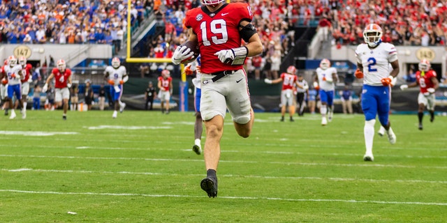 Brock Bowers (19) of the Georgia Bulldogs catches a pass and runs into the end zone for a touchdown during the first half of a game against the Florida Gators at TIAA Bank Field Oct. 29, 2022, in Jacksonville, Fla.