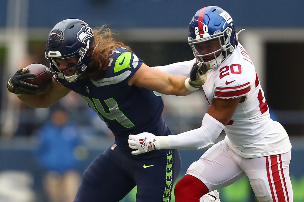 Giants safety Julian Love (20) tries to tackle Colby Parkinson of the Seahawks in the fourth quarter on Oct. 30, 2022.