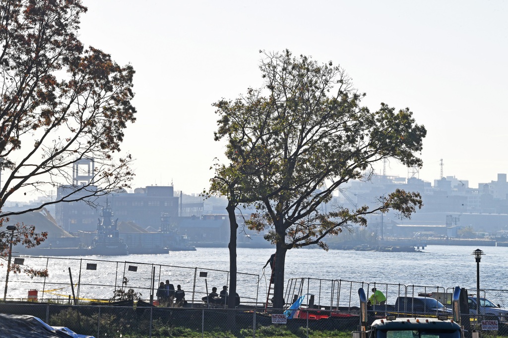 103122 The NYPD remove a body from the edge of the East River, near Corlears Hook Park/FDR Drive, which appears to be a suicide by hanging. 