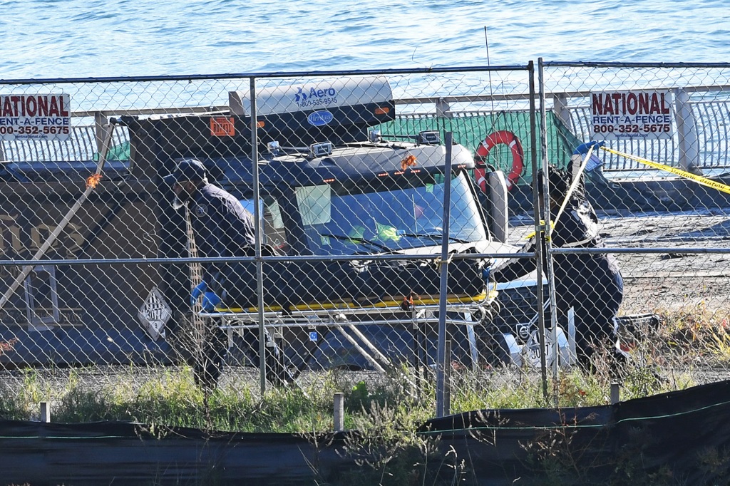 103122 The NYPD remove a body from the edge of the East River, near Corlears Hook Park/FDR Drive, which appears to be a suicide by hanging.