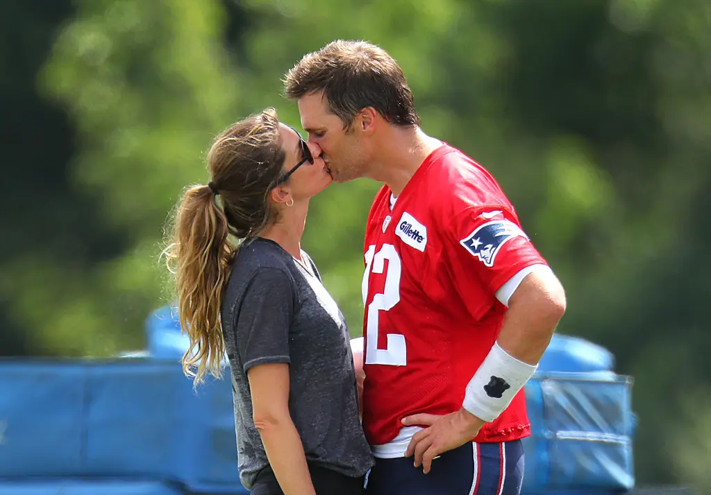 Tom Brady kissing Gisele Bündchen