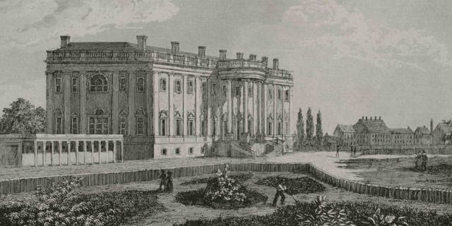 The White House. Designed by James Hoban (1758-1831), in Neoclassical style, its construction took place between 1792 and 1800. It has been the residence of every U.S. president since John Adams in 1800. Engraving by Arnout. Panorama Universal. History of the United States of America, from 1st edition of Jean B.G. Roux de Rochelle's Etats-Unis d'Amerique in 1837. Spanish edition, printed in Barcelona, 1850.