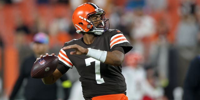 Cleveland Browns quarterback Jacoby Brissett (7) warms up prior to the first quarter of the National Football League game between the Cincinnati Bengals and Cleveland Browns on October 31, 2022, at FirstEnergy Stadium in Cleveland, OH.